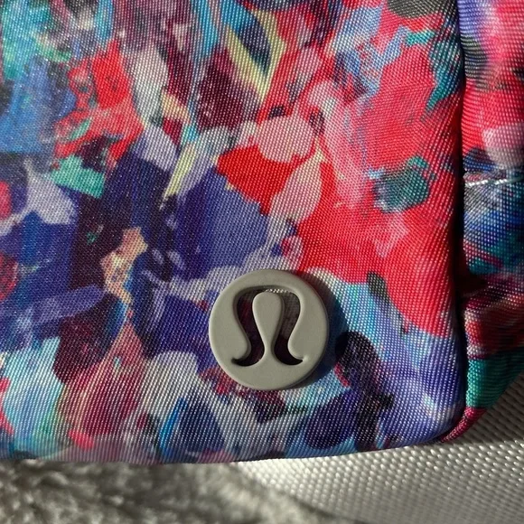 Lululemon 1L Everywhere Belt Bag Flower Glide Multi/Vapor NWOT - Picture 5 of 6